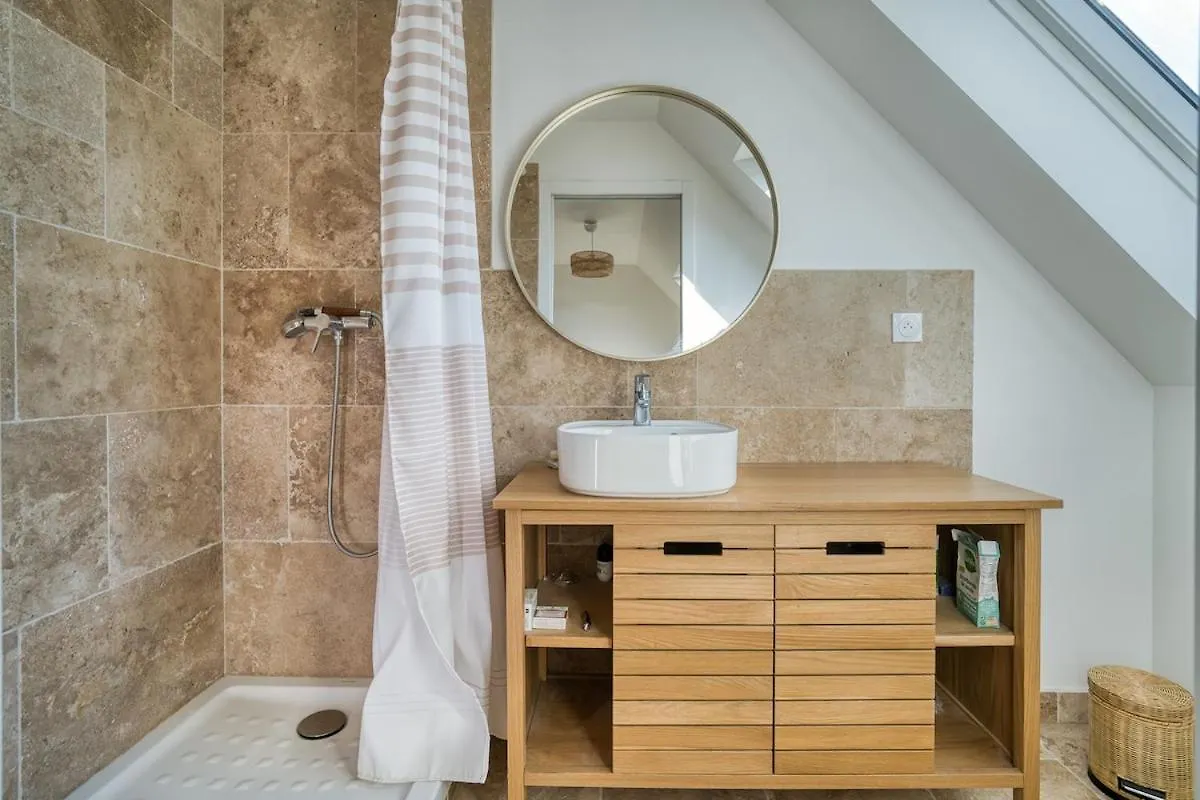 Beach At 300 M, Swimming Pool 29 Celsuis, 5 Bedrooms, 4 Bathrooms, Quiet Bénodet 0*,  Francja